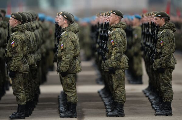 Участники пеших колонн парадного расчета войск Московского гарнизона Центрального военного округа во время тренировки к военному параду