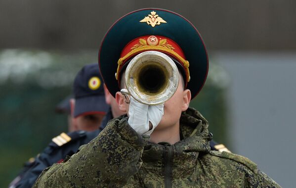 Музыканты военного оркестра войск Московского гарнизона Центрального военного округа во время тренировки к военному параду