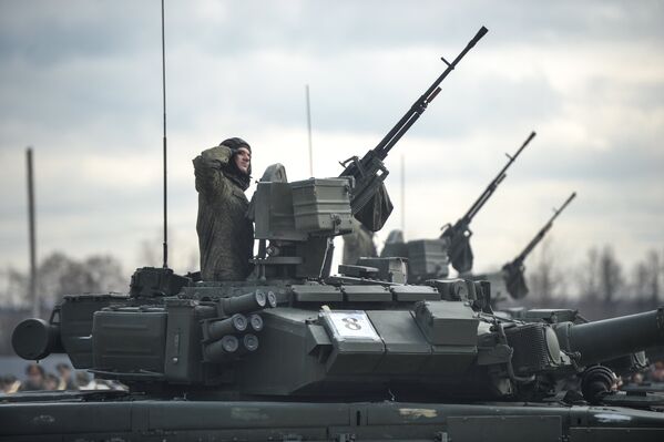 Танки Т-90А механизированной колонны войск Московского гарнизона Центрального военного округа