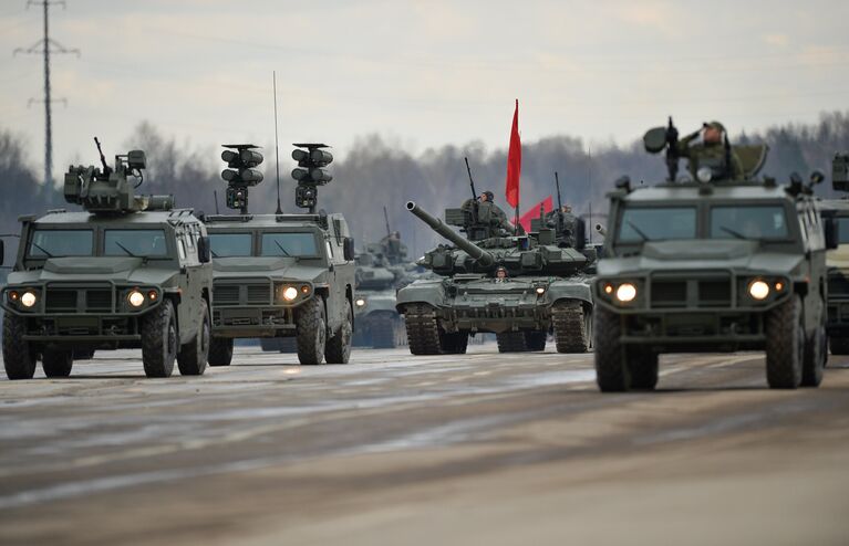 Бронеавтомобили Тигр механизированной колонны войск Московского гарнизона Центрального военного округа во время тренировки к военному параду