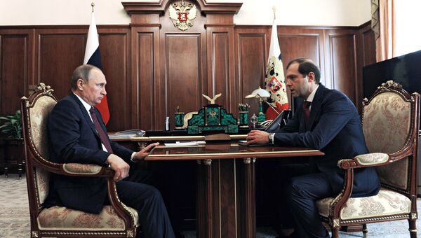 Президент России Владимир Путин и министр промышленности и торговли РФ Денис Мантуров во время встречи в Кремле