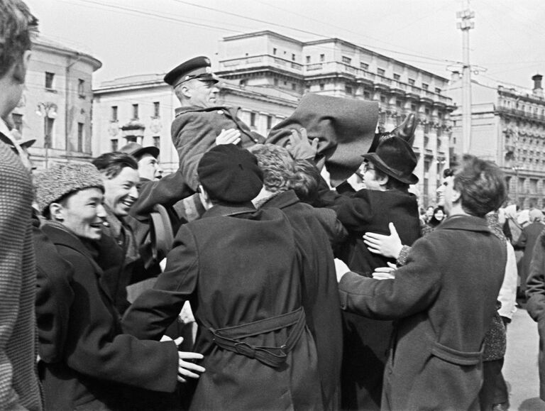 Жители столицы качают незнакомого летчика на демонстрации в честь полета Юрия Гагарина в космос