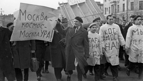 Студенты медицинских институтов на демонстрации в честь полета Юрия Гагарина в космос