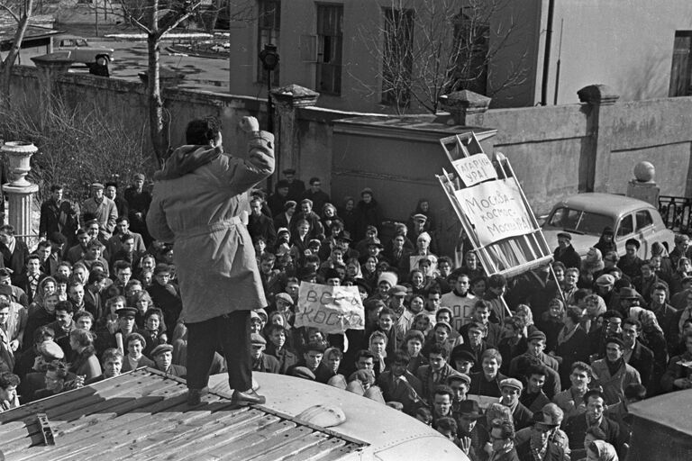 Импровизированный митинг в день полета Юрия Гагарина в космос