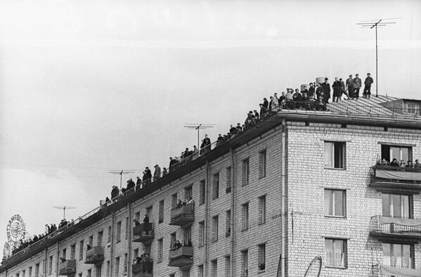 Москвичи на крышах в день торжественной встречи героя-космонавта Юрия Гагарина