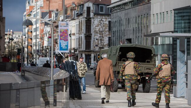 Военнослужащие обеспечивают безопасность в Брюсселе. Архивное фото