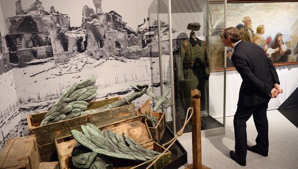 Посетитель на выставке Советский Нюрнберг, открывшейся в Государственном центральном музее современной истории России