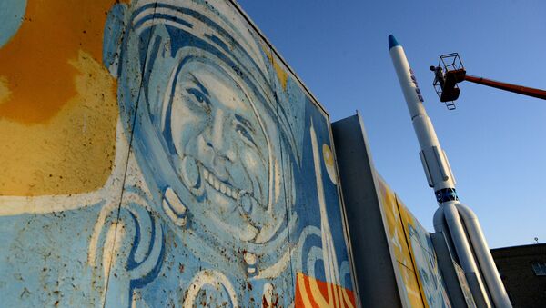 Модель ракета-носителя Протон возле стены с изображением Юрия Гагарина на Байконуре. Архивное фото