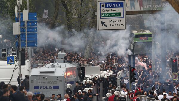 Применение полиции Стамбула слезоточивого газа для разгона болельщиков футбольного клуба Бешикташ перед началом матча с Бурсаспором. 11 апреля 2016