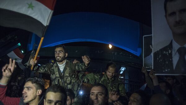 Жители Дамаска встречают военнослужащих Сирийской арабской армии (САА)