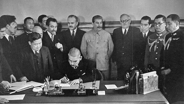 Министр иностранных дел Японии Иосуке Мацуока подписывает Пакт о нейтралитете между СССР и Японией. 13 апреля 1941 года. Архив