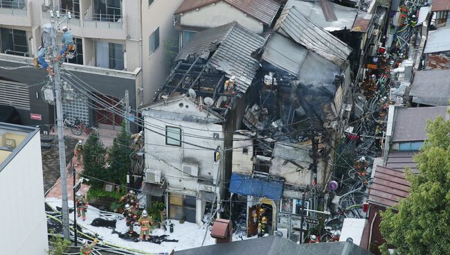 На месте пожара в знаменитом Золотом квартале (Golden Gai) в Токио. 12 апреля 2016