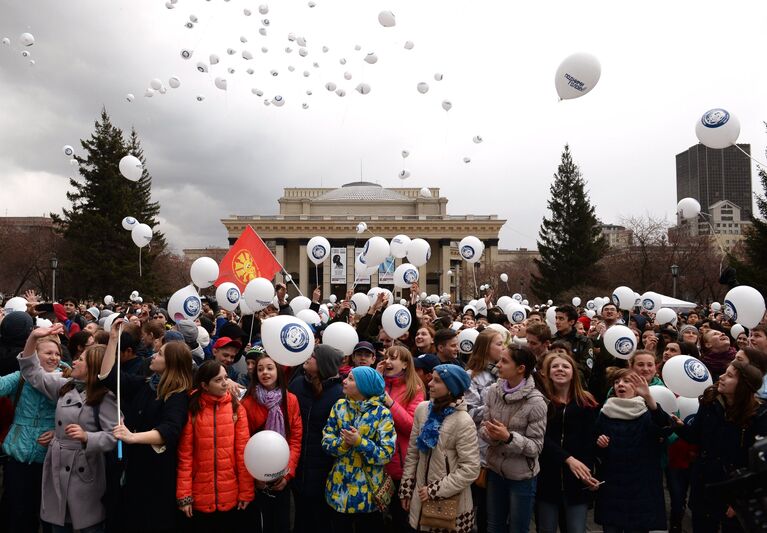 Флэш-моб Подними голову! в честь 55-летия полета Юрия Гагарина