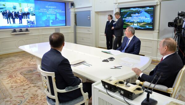 Президент РФ В. Путин провел телемост с МКС и космодромом Восточный