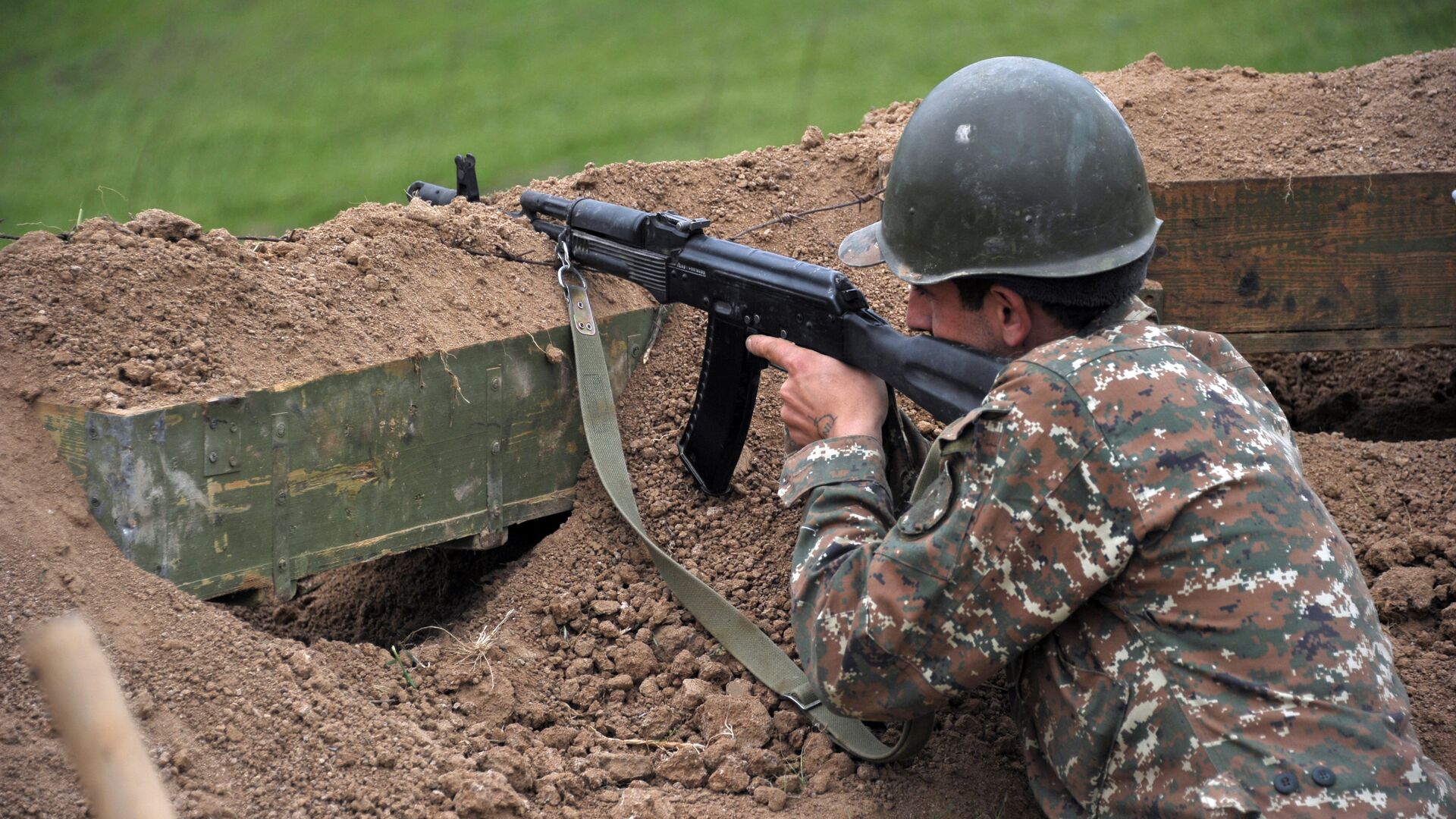 Военнослужащий армии обороны Нагорного Карабаха на первой линии обороны - РИА Новости, 1920, 05.10.2020