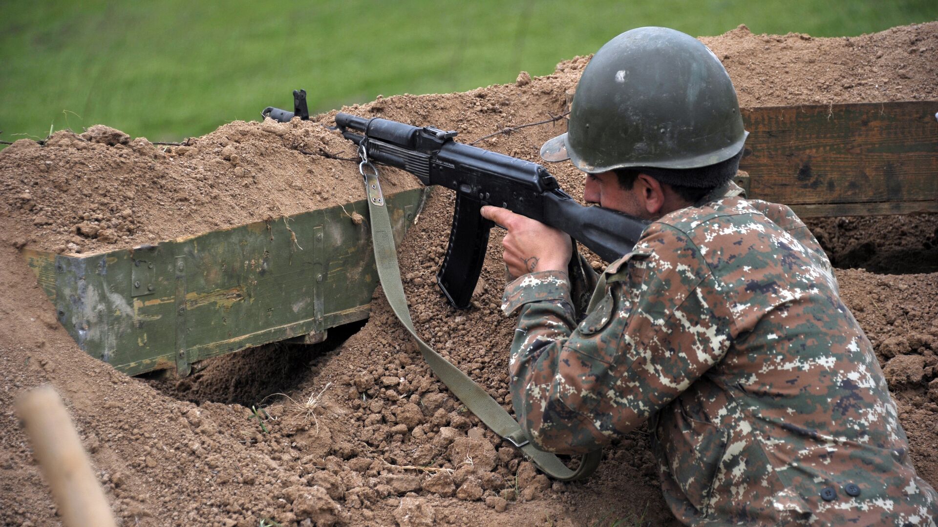 Военнослужащий армии обороны Нагорного Карабаха на первой линии обороны - РИА Новости, 1920, 05.10.2020