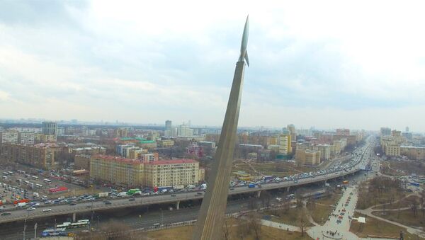 Монумент Покорителям космоса и памятник Гагарину с высоты птичьего полета