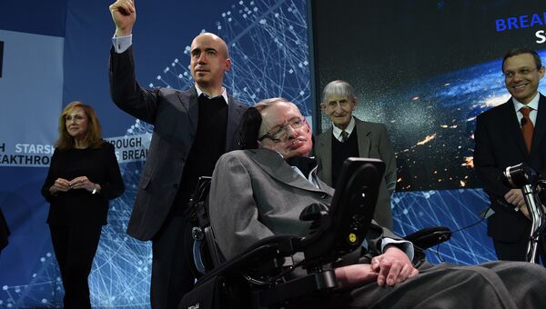 Российский предприниматель Юрий Мильнер и физик Стивен Хокинг во время пресс-конференции в Нью-Йорке. Апрель 2016