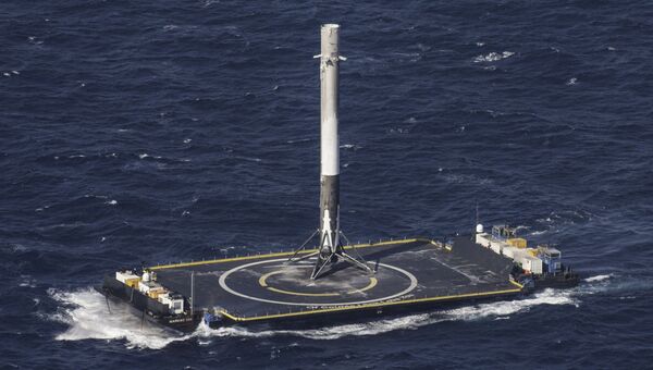 Ракета-носитель Falcon 9 на платформе в Атлантическом океане