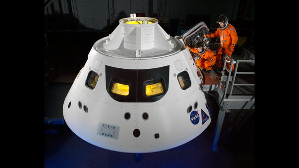 Астронавты НАСА входят в космический корабль Орион
