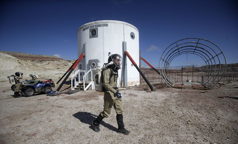 Командир экипажа 153 Bastien Mathurin на научно-иследовательской станции Mars Desert Research Station в штате Юта. 18 апреля 2015 год