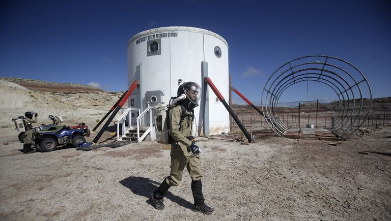 Командир экипажа 153 Bastien Mathurin на научно-иследовательской станции Mars Desert Research Station в штате Юта. 18 апреля 2015 год