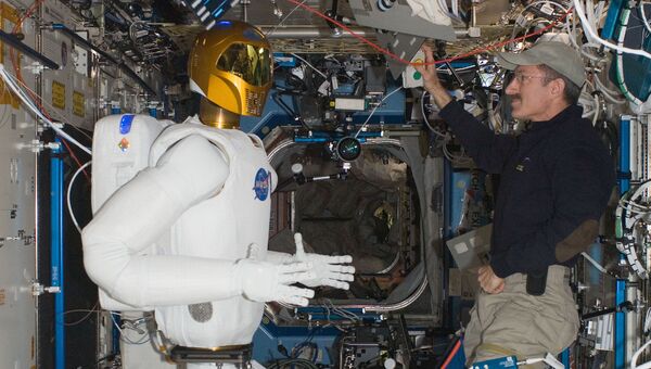 Астронавт НАСА Дэн Бербэнк с Робонавтом-2 на борту МКС