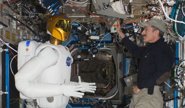 Астронавт НАСА Дэн Бербэнк с Робонавтом-2 на борту МКС