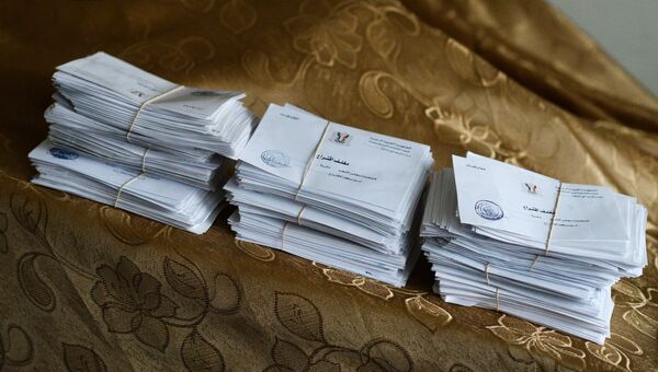 Конверты для бюллетеней на одном из избирательных участков перед началом парламентских выборов в Сирии