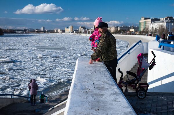 Прохожие на набережной во время ледохода на реке Иртыш в Омске