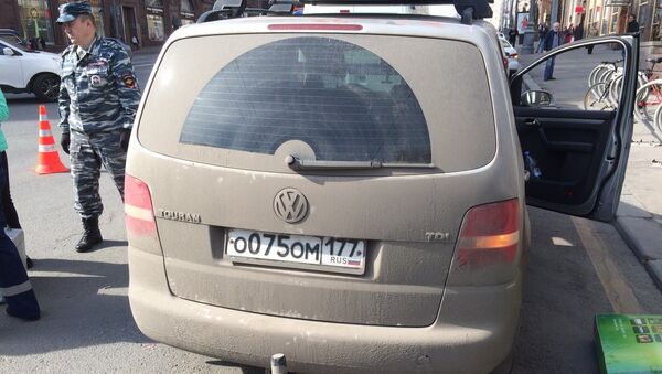 Автомобиль Volkswagen Touran на Тверской улице в центре Москвы