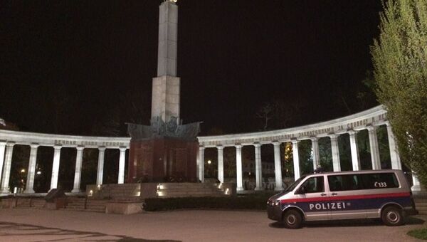 Полиция возле памятника Советским воинам в Вене. Архивное фото