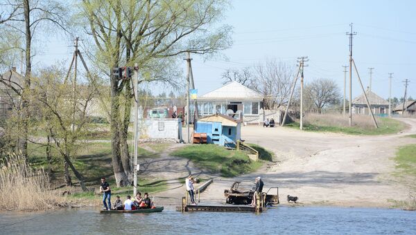 Жители Донбасса пересекают реку Северский Донец (линия соприкосновения) с территории Украины в ЛНР. Архивное фото