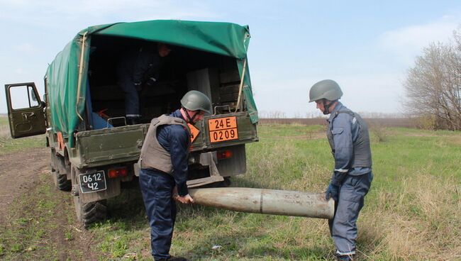 Саперы ЛНР нашли в поле боевую часть снаряда РСЗО Ураган. Архивное фото