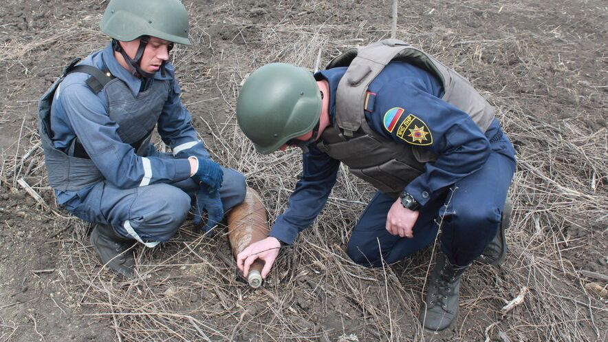 Саперы ЛНР нашли в поле боевую часть снаряда РСЗО Ураган - РИА Новости, 1920, 16.04.2022