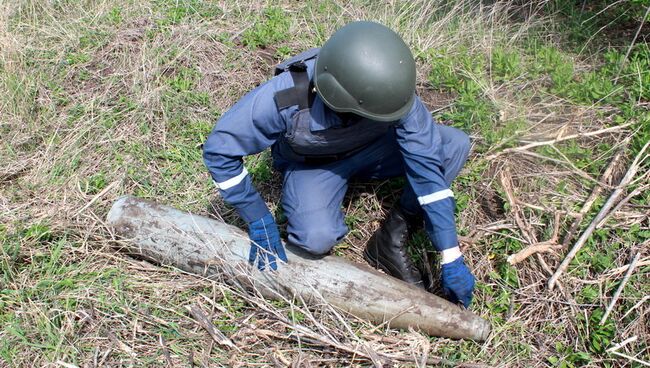 Саперы ЛНР нашли в поле боевую часть снаряда РСЗО Ураган. Архивное фото