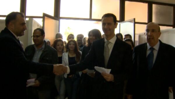 Асад с женой пожали руки сирийцам после голосования на парламентских выборах