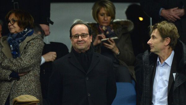 Президент Франции Франсуа Олланд (в центре) во время футбольного матча