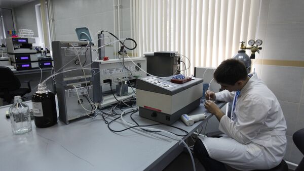 Сотрудник лаборатории во время работы в антидопинговом центре. Архивное фото