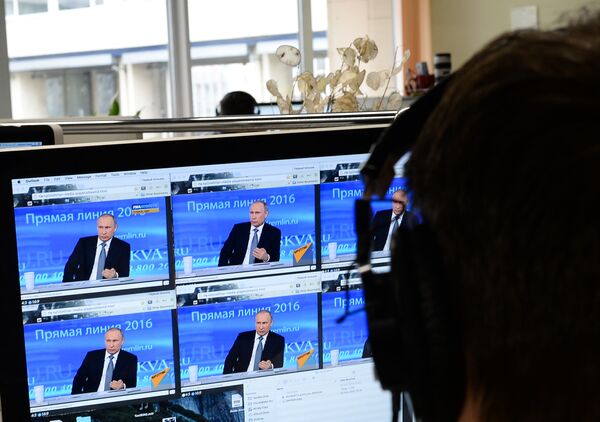 В одной из московских редакций журналисты смотрят трансляцию ежегодной специальной программы Прямая линия с Владимиром Путиным