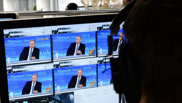 В одной из московских редакций журналисты смотрят трансляцию ежегодной специальной программы Прямая линия с Владимиром Путиным