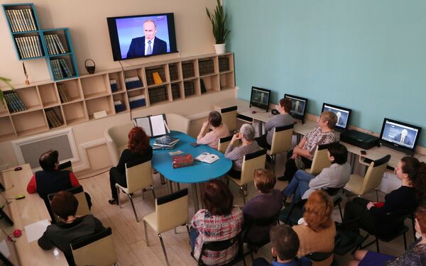 Посетители регионального центра Президентской библиотеки смотрят трансляцию ежегодной специальной программы Прямая линия с Владимиром Путиным
