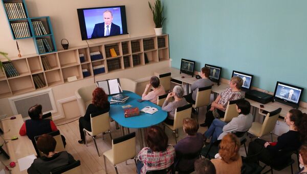Посетители регионального центра Президентской библиотеки смотрят трансляцию ежегодной специальной программы Прямая линия с Владимиром Путиным
