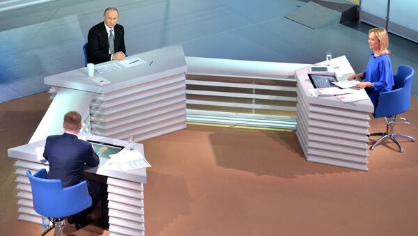 Президент России Владимир Путин отвечает на вопросы россиян в студии Гостиного двора во время ежегодной специальной программы Прямая линия с Владимиром Путиным