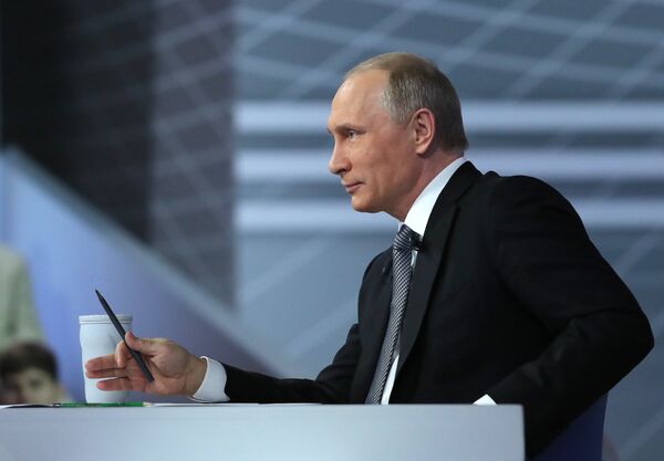Президент России Владимир Путин отвечает на вопросы россиян в студии Гостиного двора во время ежегодной специальной программы Прямая линия с Владимиром Путиным