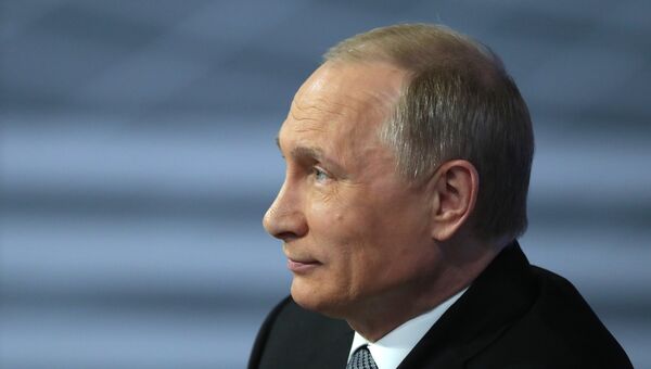 Президент России Владимир Путин отвечает на вопросы прямой линии. Архивное фото