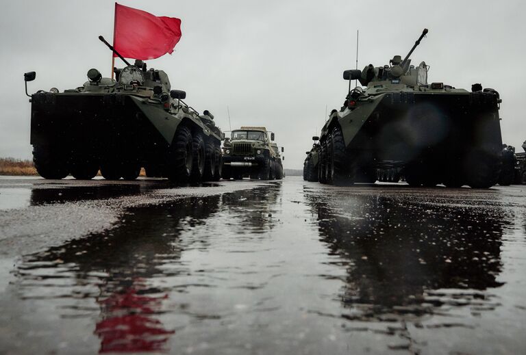 БТР-82А механизированной колонны войск Западного военного округа (ЗВО) во время тренировки к военному параду, посвященному 71-й годовщине Победы в Великой Отечественной войне, на аэродроме города Пушкина