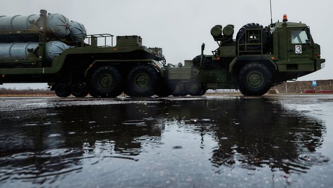 Зенитно-ракетные комплексы Триумф С-400 механизированной колонны войск Западного военного округа. Архивное фото