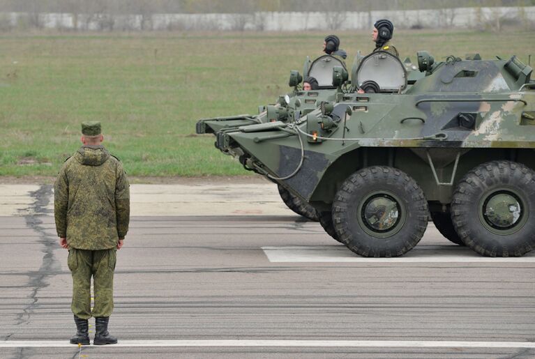 Механизированные парадные расчеты войск Воронежского военного гарнизона Западного военного округа (ЗВО) во время тренировки к военному параду, посвященному 71-й годовщине Победы в Великой Отечественной войне, на территории Воронежского авиационного завода