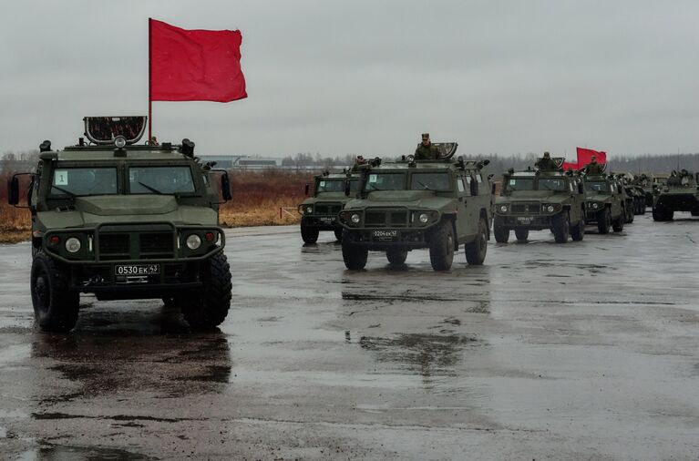 Бронемашины Тигр механизированной колонны войск Западного военного округа (ЗВО) во время тренировки к военному параду, посвященному 71-й годовщине Победы в Великой Отечественной войне, на аэродроме города Пушкина